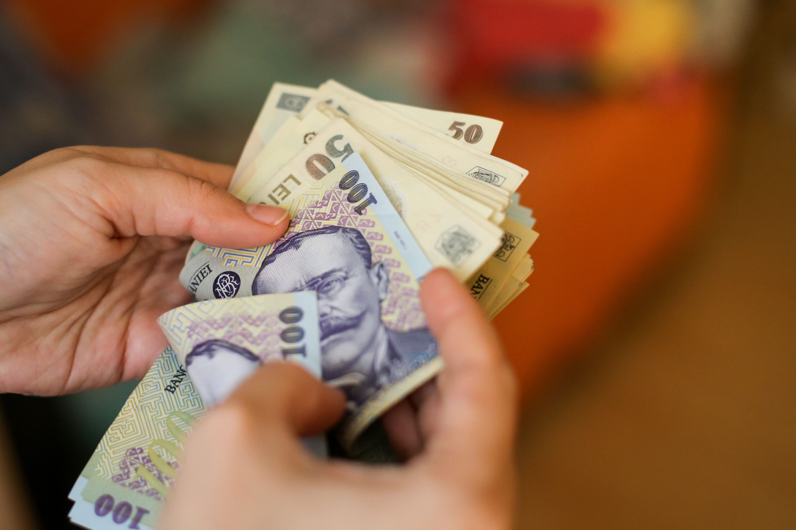 Un expert în educație propune salarii brute de 3.000 de euro pentru profesorii debutanți. „Titularizarea și centralizarea sistemului ar trebui să dispară”