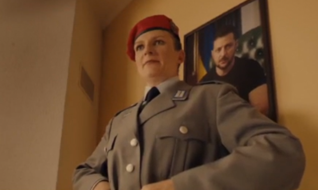 videoclipul prin care propaganda rusă îl compară pe preşedintele ucrainean cu Hitler