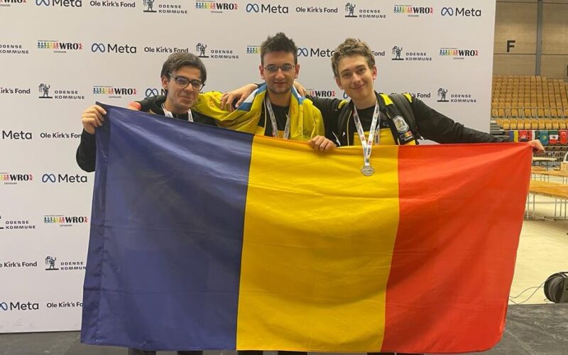 15 secunde i-au despărțit pe trei elevi români de locul I la un Concurs Internațional de robotică