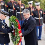 Ciolacu a depus o coroană de flori la Cimitirul Arlington din Washington. Ce mesaj a transmis premierul