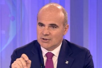 Rareș Bogdan cere parlamentarilor să voteze uniformele obligatorii: „Școala nu este o paradă de modă”