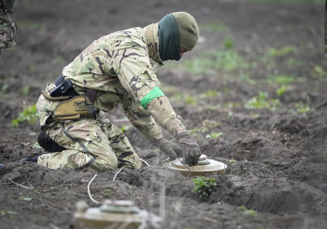 Coaliţia internaţională pentru deminare antrenează 3.200 de soldaţi ucraineni