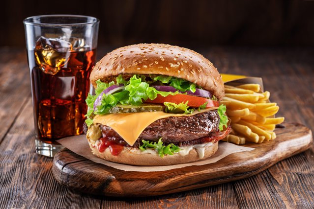 O cunoscută reţea de fast-food va face, în premieră, burgeri mai mari