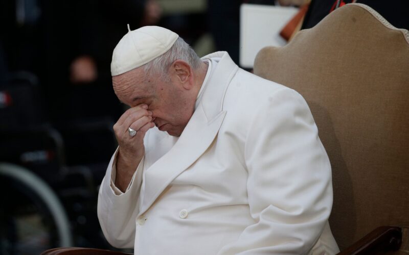 Ce este infecția polimicrobiană care îi pune viața în pericol lui Papa Francisc