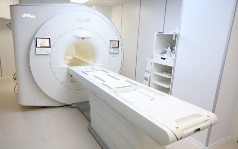 De ce uneori ți se recomandă o tomografie, alteori un RMN – Învață cum să faci diferența între cele două investigații imagistice