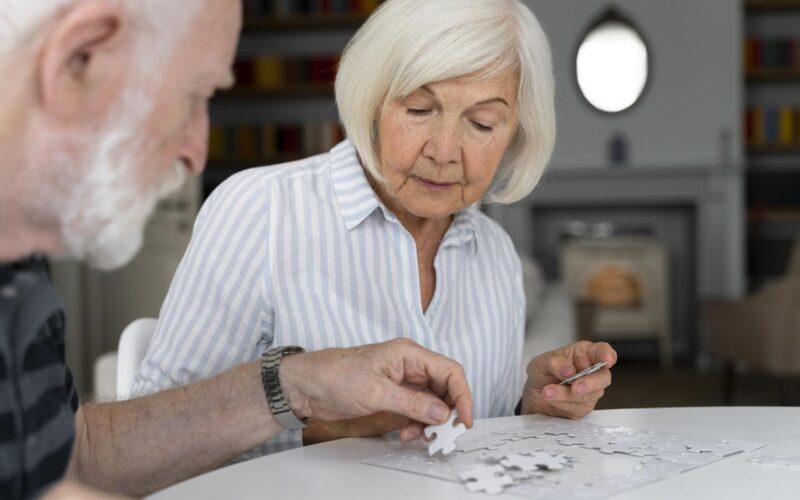 De ce Alzheimerul lovește mai des femeile: factorii care fac diferența