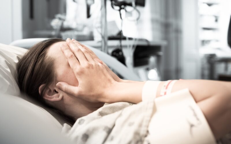 Servicii psihologice gratuite pentru bolnavii oncologici. Rogobete: „România recunoaște oficial că tratamentul complet al cancerului nu înseamnă doar medicamente”