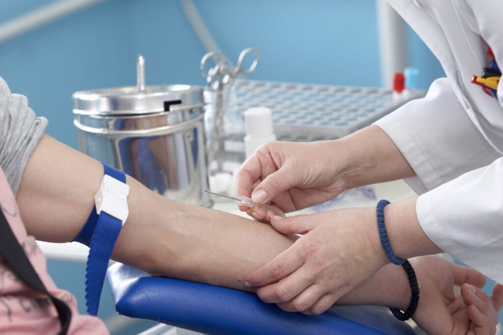 Plătim asigurări de sănătate enorme, ba mai scoatem și bani în plus din buzunar. Cât cheltuim anual pentru servicii medicale suplimentare