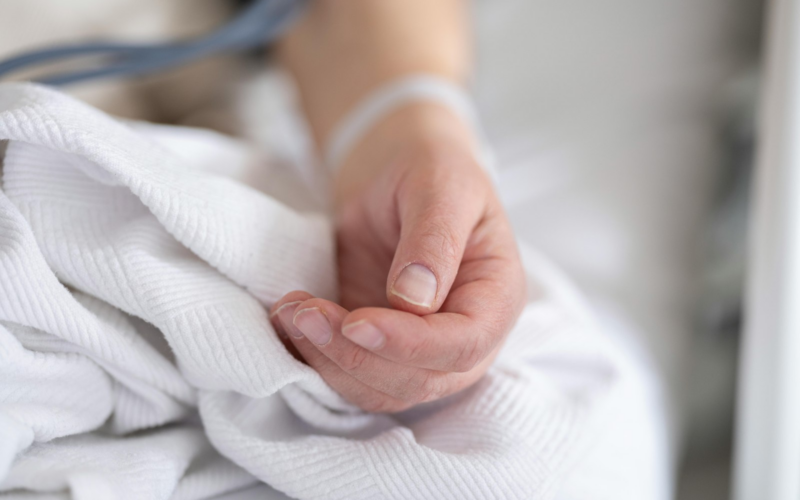 Pacienții cronici, afectați de neplata primei zile de concediu medical: „Nu e ca și cum m-aș duce la plajă, mă duc să fac un tratament la spital”