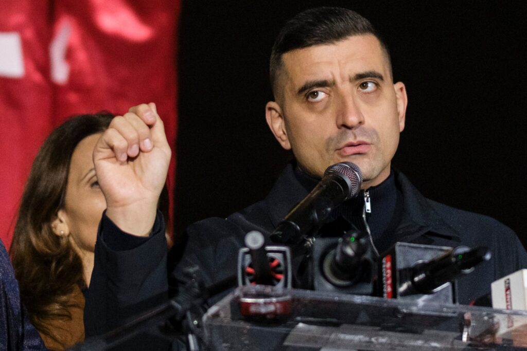 Mai susține AUR moțiunea? Simion atacă PSD și acuză un jaf de 10 miliarde în programul SAFE