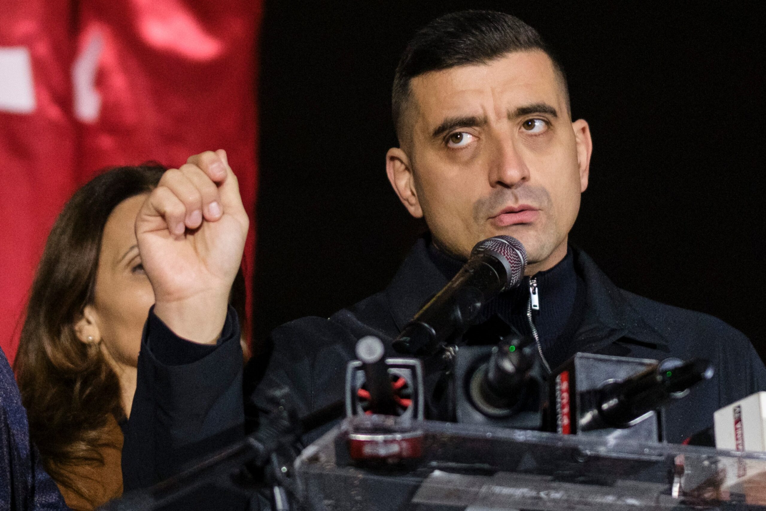 Mai susține AUR moțiunea? Simion atacă PSD și acuză un jaf de 10 miliarde în programul SAFE