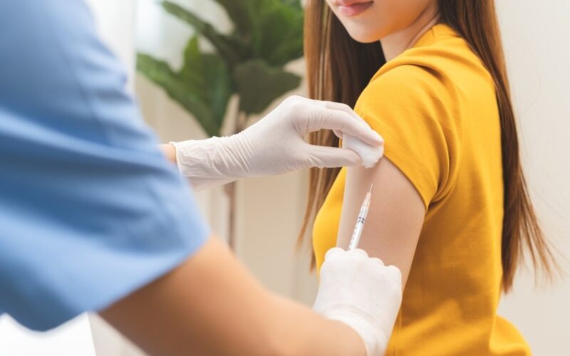 Motivul pentru care încă poți face gripa A chiar dacă ești vaccinat? Explicația unui medic român