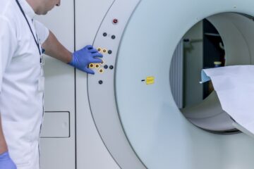 Cum ajung pacienții cronici să plătească mii de lei pentru investigații recomandate de medici