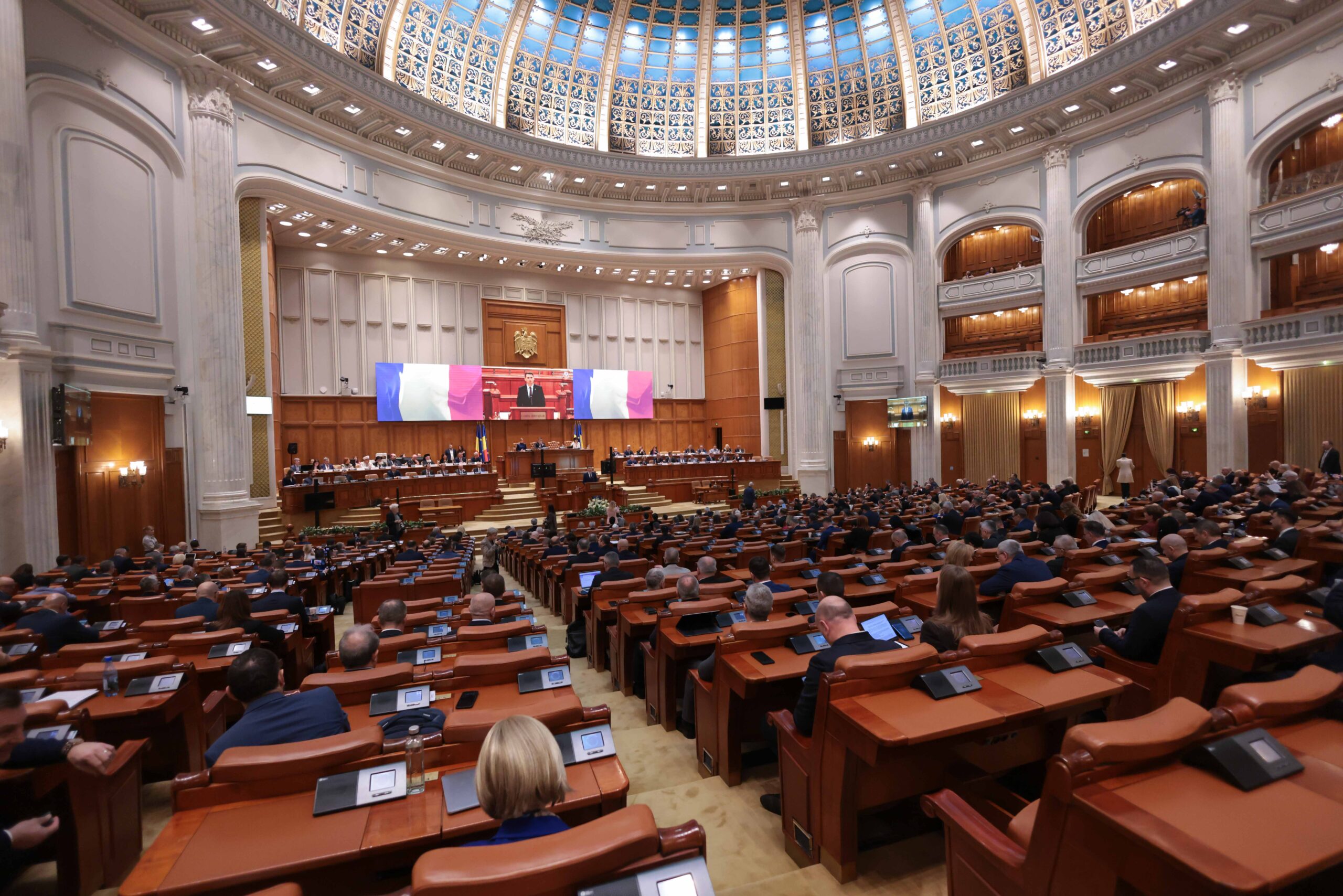 Vară politică atipică. Parlamentul se reunește din nou în sesiune extraordinară, iar Nicușor Dan anunță că va promulga legile pentru PNRR