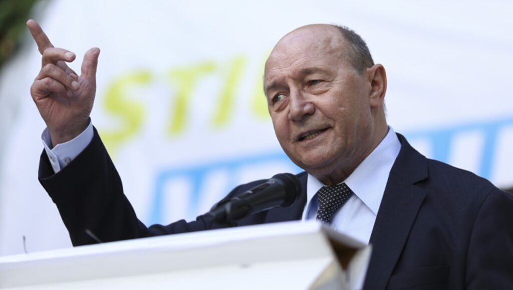 Băsescu avertizează: „Românilor au început să le crească dobânzile la împrumuturi. Instabilitatea politică pune sub semnul întrebării și ratingul de țară”