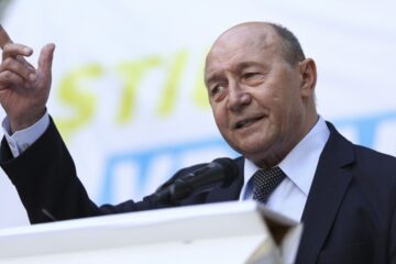 Băsescu avertizează: „Românilor au început să le crească dobânzile la împrumuturi. Instabilitatea politică pune sub semnul întrebării și ratingul de țară”