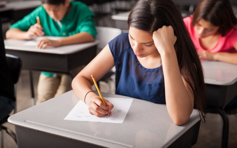 Peste 143.000 de elevi încep luni simularea la Bacalaureat 2026, cu proba la Limba Română. Ce se întâmplă cu cei care au ales să boicoteze