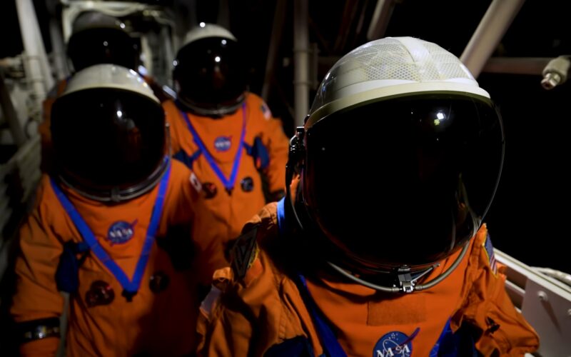 cine sunt cei patru astronauți care vor zbura spre Lună după mai bine de 50 de ani