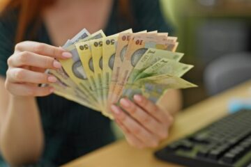 Una caldă, una rece de la Ministerul Educației. Banii câștigați în instanță, plătiți profesorilor dacă se încadrează în plafon. „Unde este vina?”