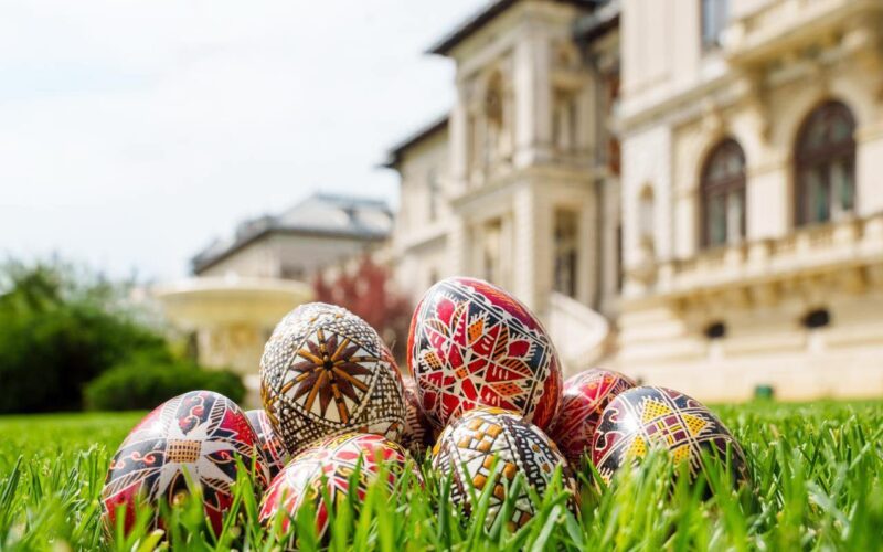 Mesajele politicienilor de Paşte. Președintele Nicușor Dan: „Să fim solidari nu doar în spiritul tradițiilor, ci și în fapte”. Ilie Bolojan a mers la Înviere acasă, în Bihor