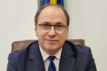 Ministrul Educației pune rezultatele slabe la simulări pe umerii părinților. Director: „Din viața copilului lipsește părintele, plecat în străinătate, la muncă”