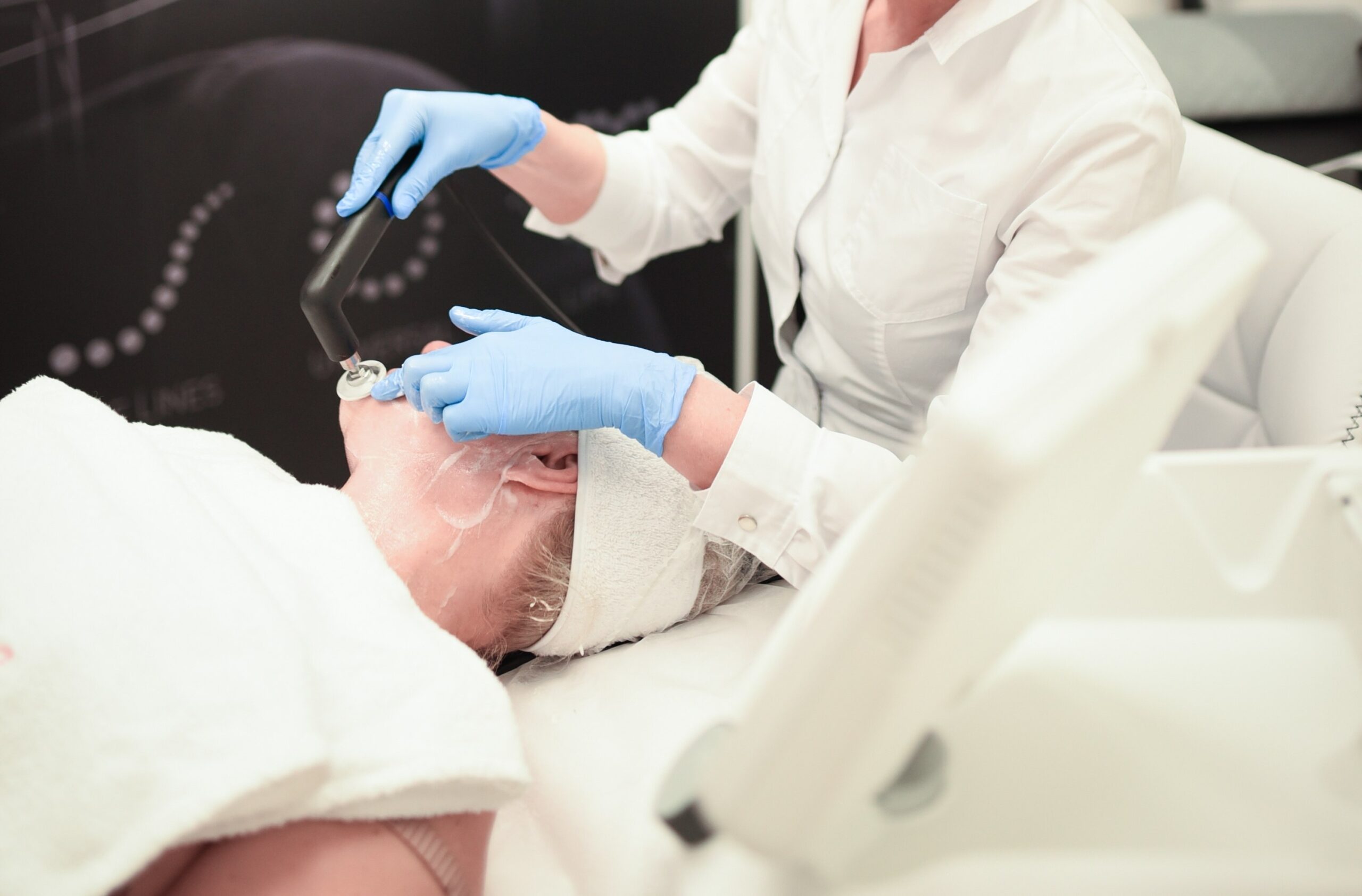 O femeie a murit după un lifting facial la o clinică din București. Motivul pentru care inspectorii sanitari nu au putut intra în cabinet