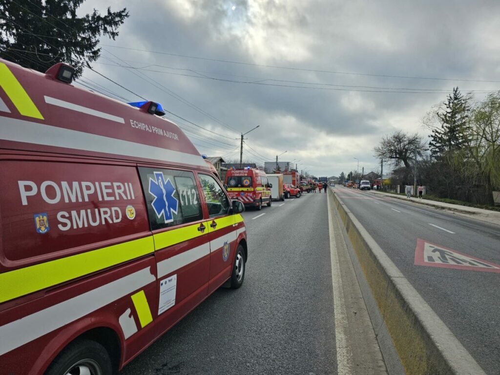 Un microbuz cu copii, implicat într-un accident, în Mureș
