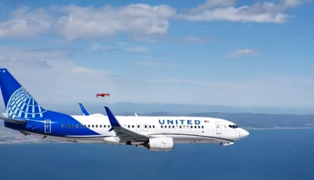 pilotul unui avion de pasageri spune că ar fi lovit o dronă în aer