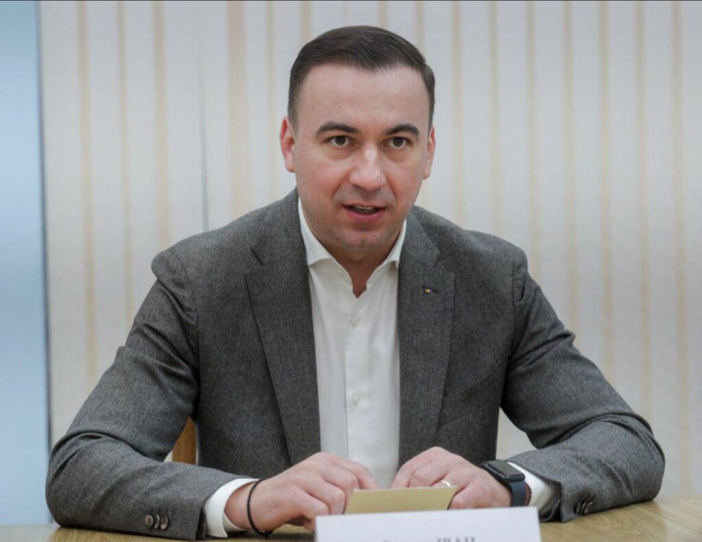 Scăderea prețurilor se va simți la pompă cu o întârziere de câteva săptămâni