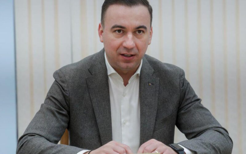 Scăderea prețurilor se va simți la pompă cu o întârziere de câteva săptămâni