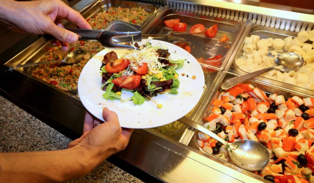 Mănânci ieftin și bine în Germania fără să lucrezi acolo. Secretul cantinelor unde intră oricine