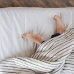 De ce dormim mai bine cu un picior scos de sub pătură
