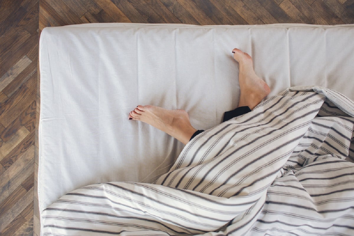 De ce dormim mai bine cu un picior scos de sub pătură