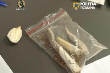 Un bărbat făcea trafic de droguri deși era arestat la domiciliu pentru același tip de faptă