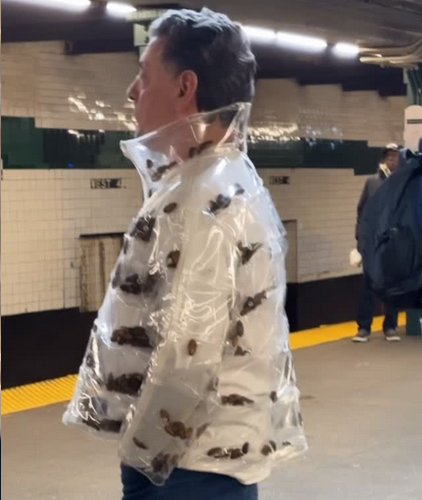 Un bărbat s-a plimbat cu o geacă cu compartimente transparente în care se aflau gândaci vii