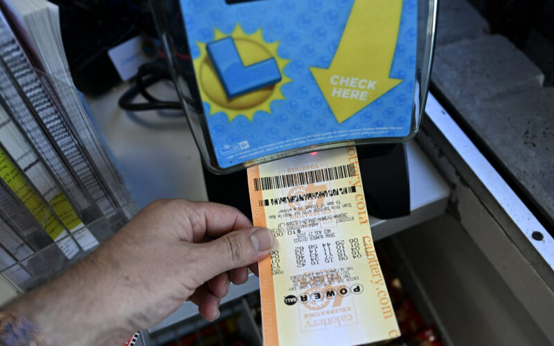 Câștigătorul jackpotului loteriei naționale din Londra nu a revendicat premiul de 10,6 milioane de lire sterline. Banii vor fi donați unor cauze nobile susținute de loterie