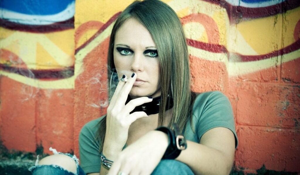 Toți tinerii sub 18 ani primesc interdicție pe viață la cumpărarea de țigări