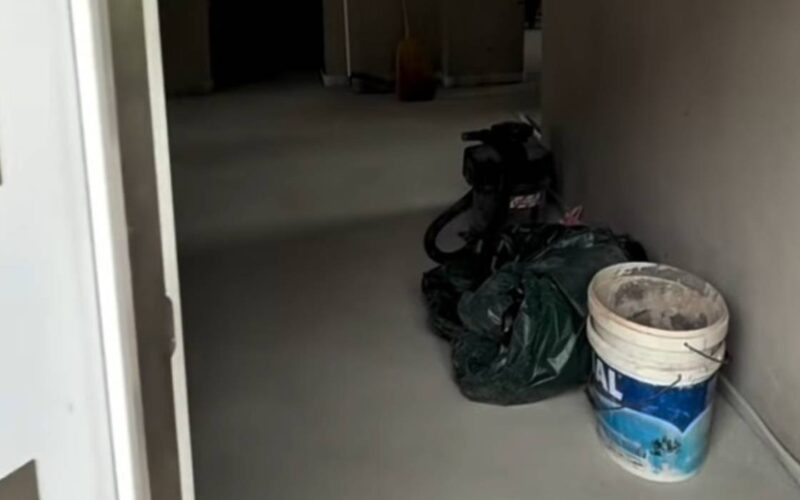 Au cumpărat o casă cu 25.000 de euro, dar după 3 ani încă nu se pot muta în ea. Ce au descoperit abia după ce au început renovarea