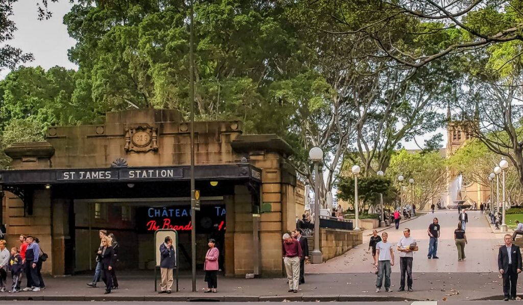 A stat acolo zile întregi, iar nimeni nu a observat că un om a murit. Povestea care a șocat Sydney