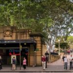 A stat acolo zile întregi, iar nimeni nu a observat că un om a murit. Povestea care a șocat Sydney