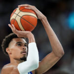 Victor Wembanyama, starul echipei San Antonio, suferă o comoție cerebrală în timpul meciului al doilea cu Portland din play-off-ul NBA