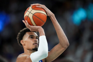 Victor Wembanyama, starul echipei San Antonio, suferă o comoție cerebrală în timpul meciului al doilea cu Portland din play-off-ul NBA