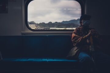 Ce spun psihologii despre oamenii care preferă singurătatea în locul unei vieți sociale intense