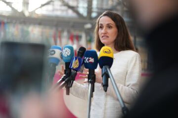 Oana Țoiu acuză alianța PSD-AUR că a declanșat „o criză politică inutilă”. „Se simte direct în buzunarul românilor”