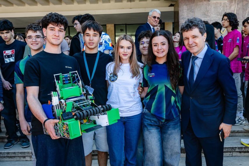 Elevii români au câștigat primele 4 locuri la Campionatul Mondial de robotică. Nicușor Dan: „România e mândră de voi”