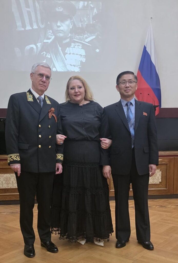 Șoșoacă, din nou în vizită la Ambasada Rusiei unde s-a fotografiat alături de omul lui Kim Jong Un