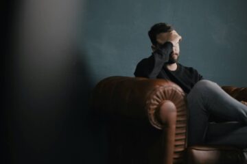 Tensiunea invizibilă: de ce ne copleșește neliniștea în perioadele imprevizibile
