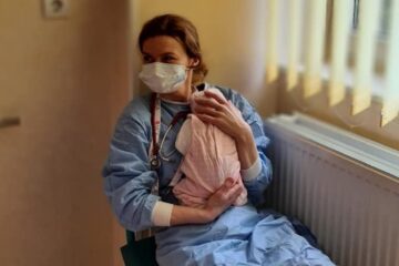 „Prima respirație este cel mai greu lucru din viață”. Medicul neonatolog care dezvăluie de ce 10% dintre noi nu am fi existat fără această știință