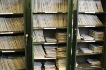 Noua birocrație din școli: dosarul cu șină devine digital, dar goana profesorilor după hârtii rămâne obligatorie