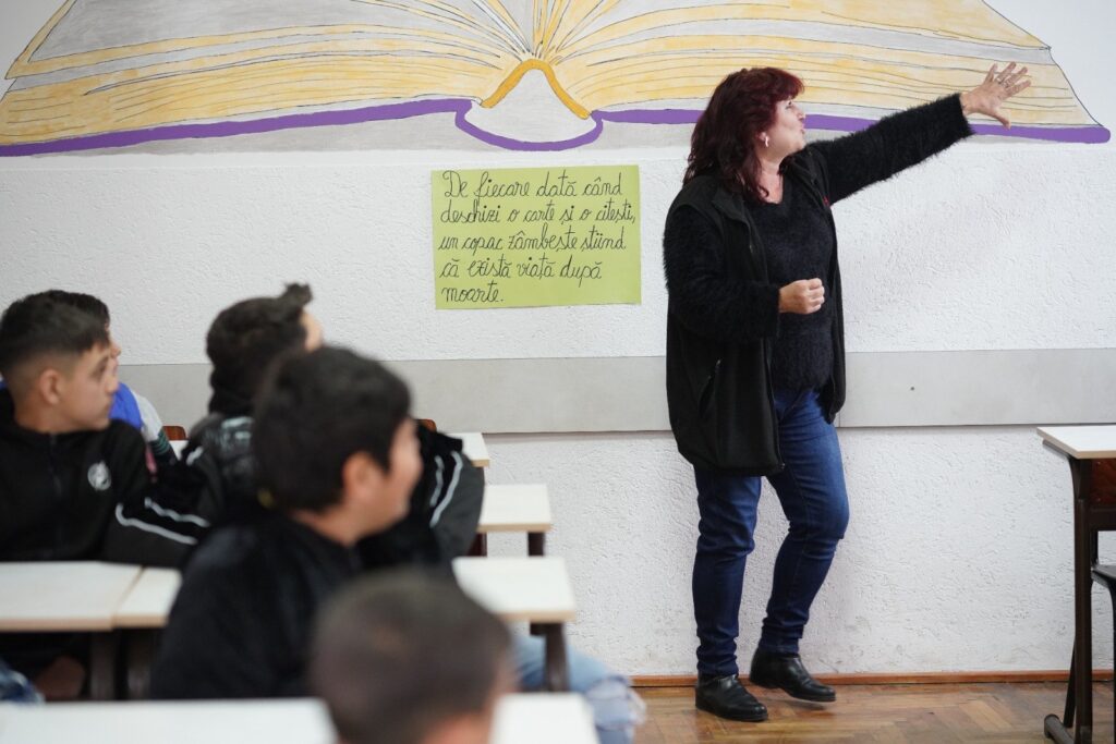 Cum putem ține copiii din comunitățile vulnerabile la școală. Sentimentul că „cineva mă vede”, cel mai important